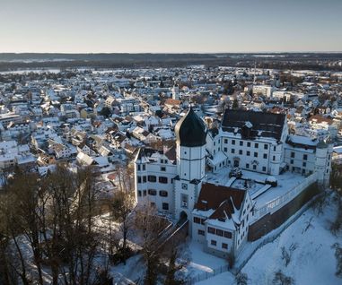 Illertissen mit Vöhlinschloss Die Stadt Illertissen mit Vöhlinschloss schneebedeckt.