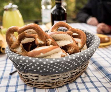Korb mit Brezeln beim Picknick
