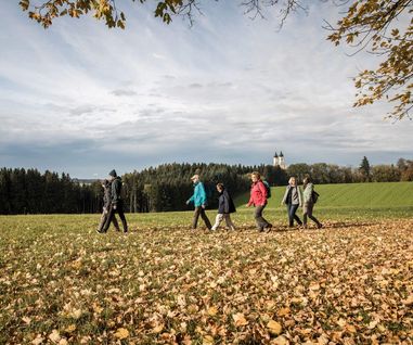 Wandergruppe mit den Roggenburger Klostertürmen im Hintergrund