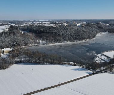 Roggenburg Klosterweiher im Winter Blick auf den vereisten Klosterweiher in Roggenburg mit den Klostertürmen im Hintergrund