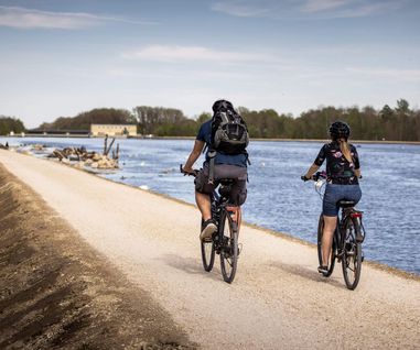 Radtour an der Donau in Elchingen Zwei Radfahrer, die an der Donau in Elchingen entlangfahren.