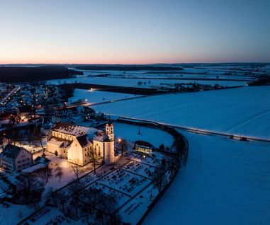 Klosterkirche Oberelchingen Die Klosterkirche in Oberelchingen mit nächtlicher Beleuchtung im Winter.